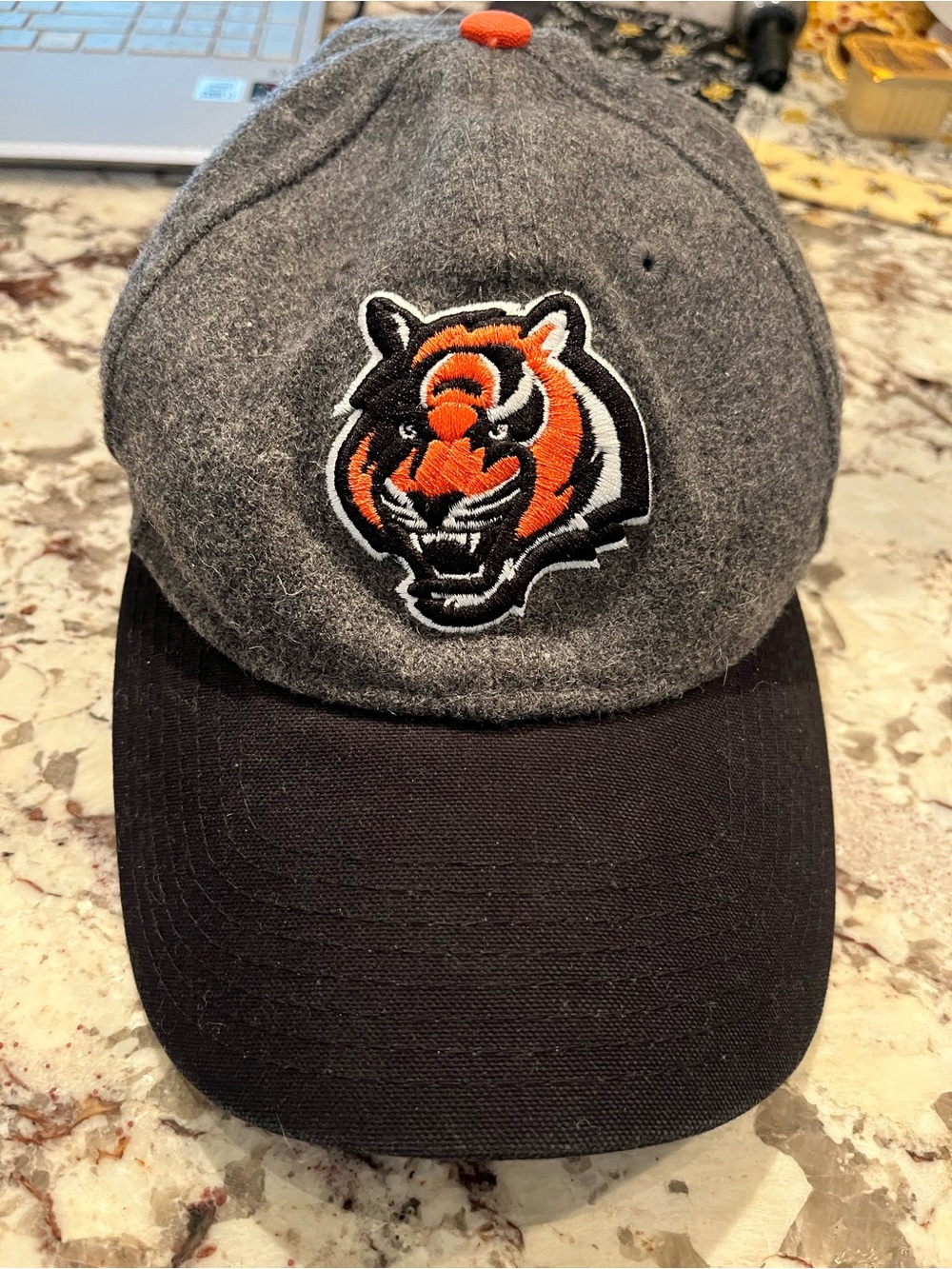 Cincinnati Bengals adjustable baseball cap with a heather gray  New Era